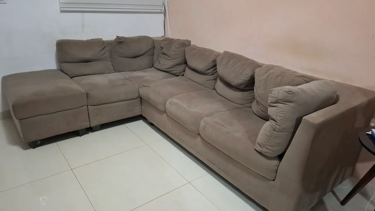Sofá de canto espaçoso e confortável