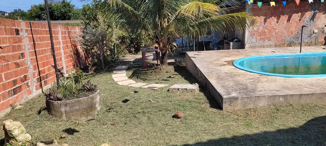 Chácara com piscina e duas casas