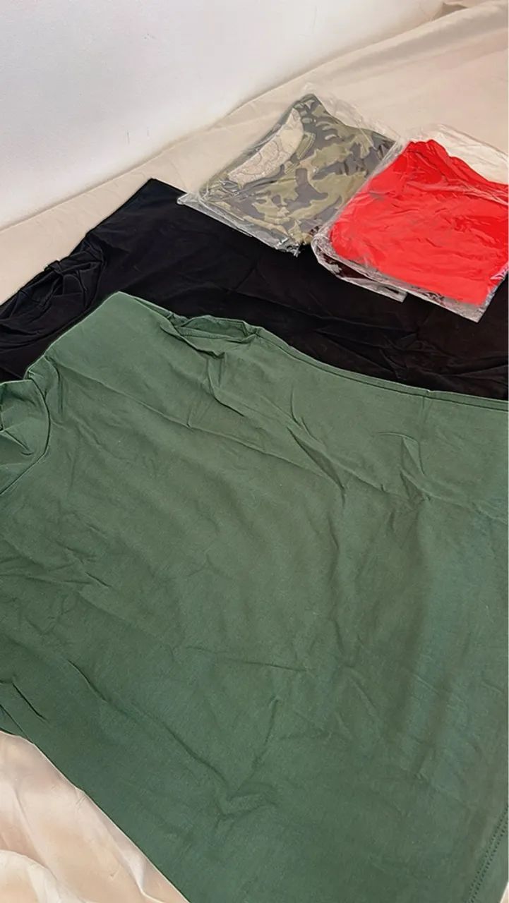 Camisas e camisetas diversas cores e estampas
