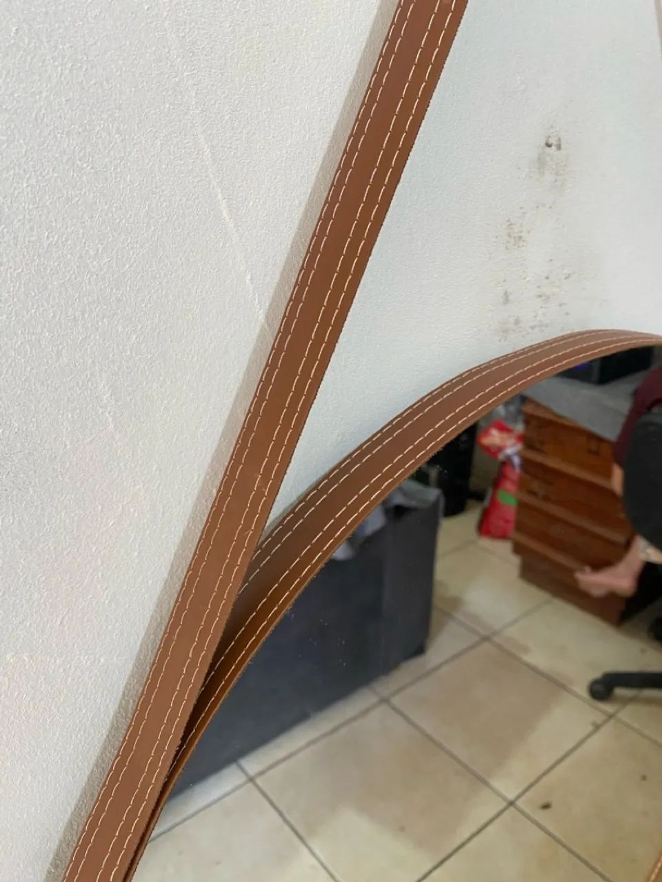 Espelho Redondo Decorativo com Alça de Couro 35x35  - Foto 3