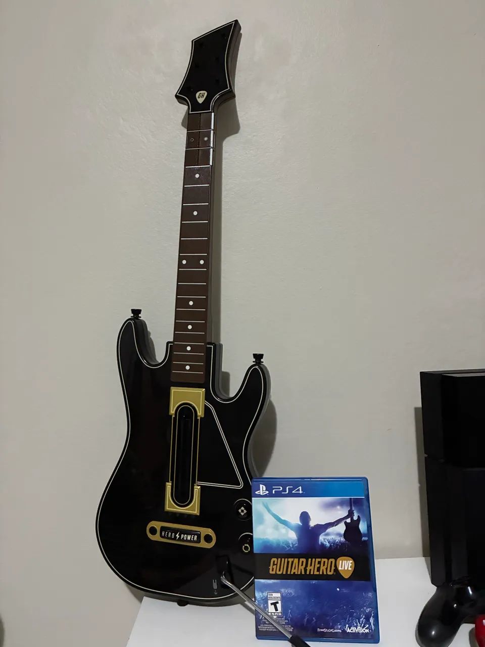 Kit PS4 Completo: Console + 26 Jogos + 3 Controles + Guitarra