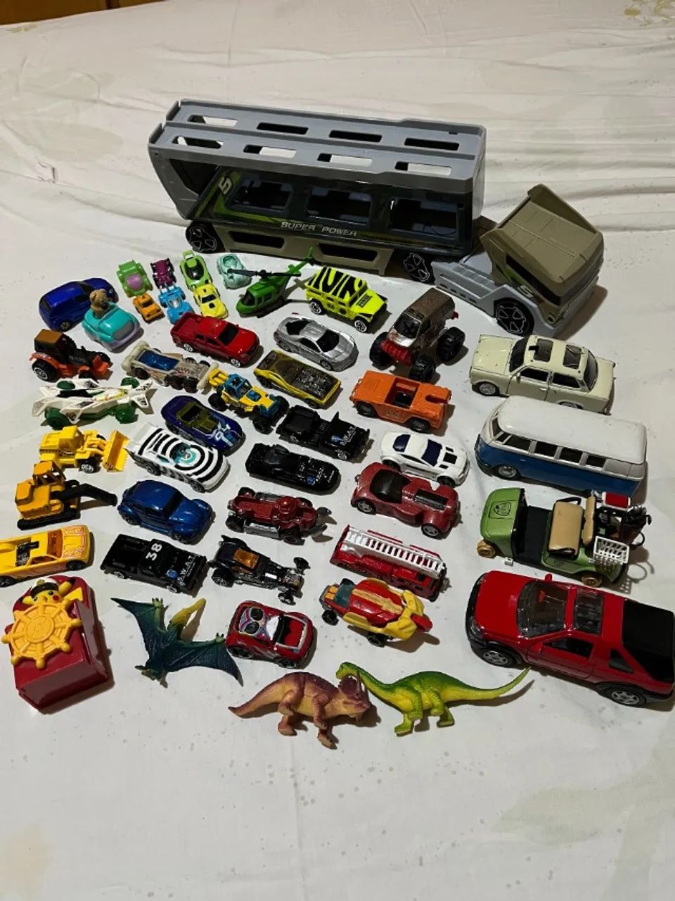 brinquedos grande carreta 6 rodas cegonha e 35 carrinhos e dinossauros