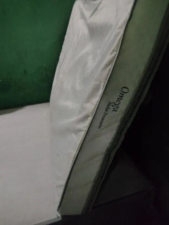 Cama de casal.box mola ensacada marcas de uso no laste de madeira 