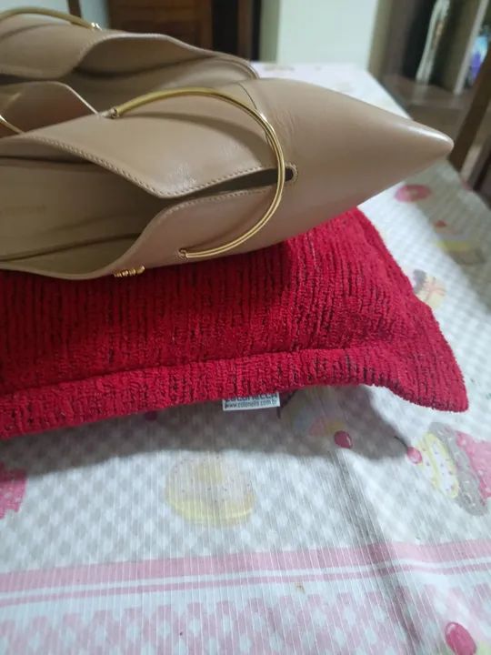 Scarpin Lança Perfume Bege com Detalhe Dourado - Foto 4
