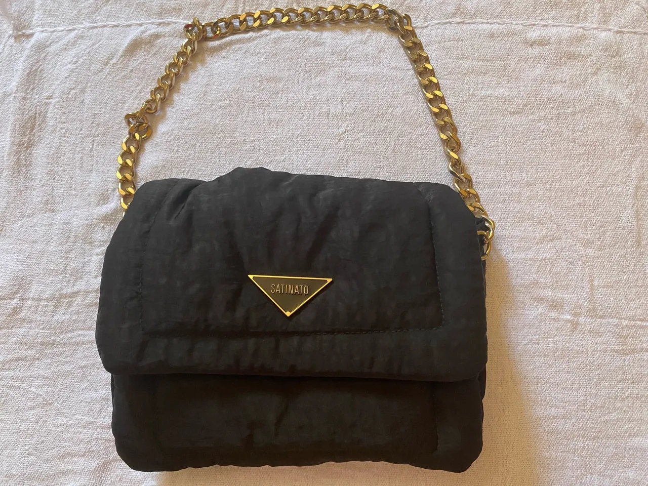 Bolsa de ombro preta com corrente dourada