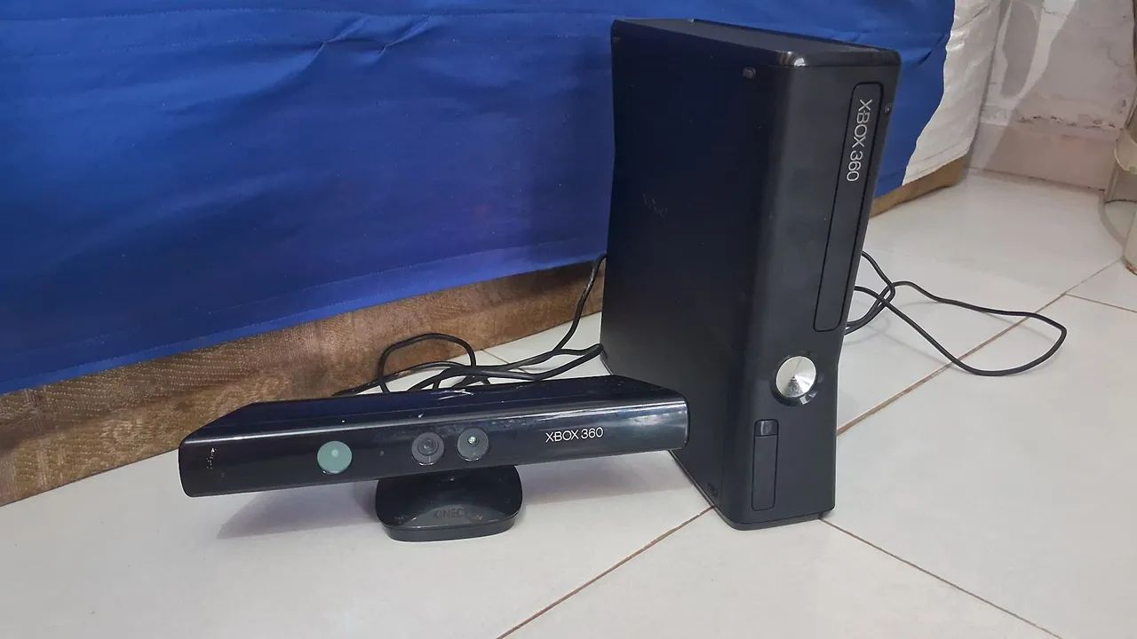 Xbox 360 com 2 controles, 8 jogos e com Kinect 