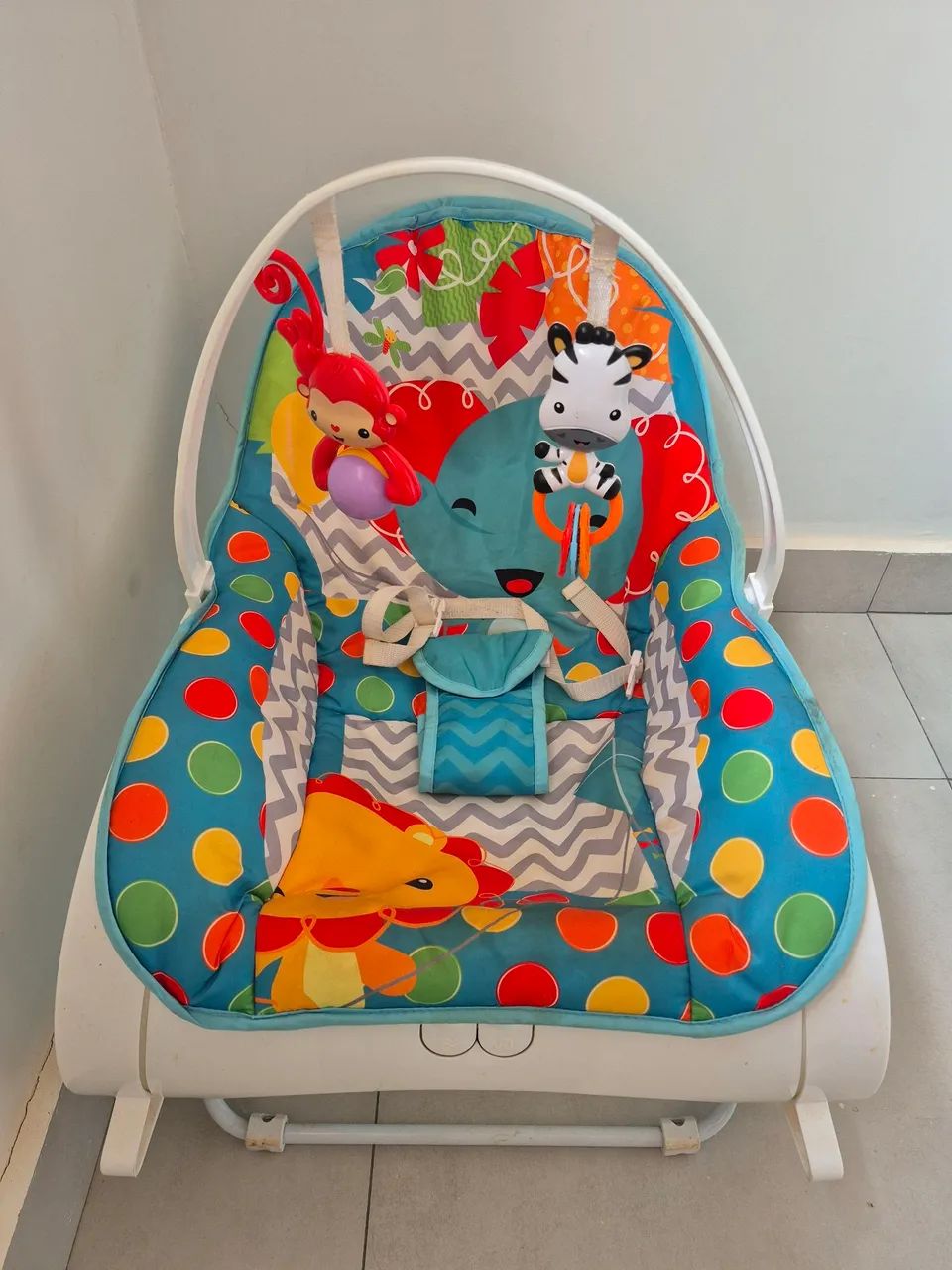 Cadeirinha de balanço vibratória emusical 