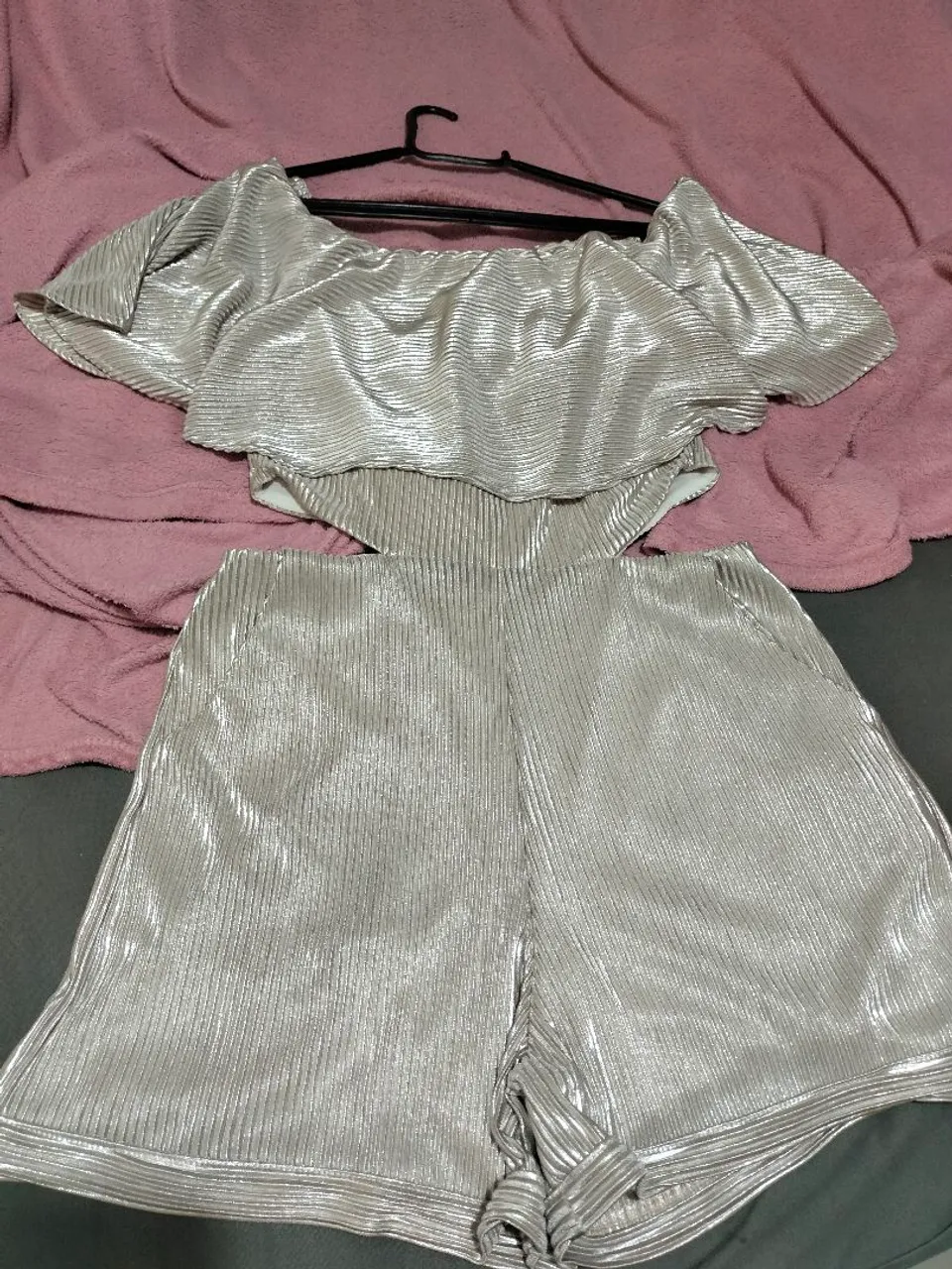 Conjunto feminino prateado com babados