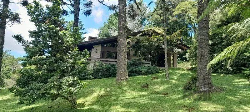 BELÍSSIMA RESIDÊNCIA, JUNTO AO LAGO NEGRO EM GRAMADO. 3 dormitórios, 350 m2, suite, living