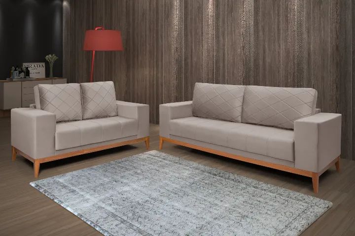 CONJUNTO 2 E 3 LUGARES COM BASE E PÉS EM MADEIRA MACIÇA