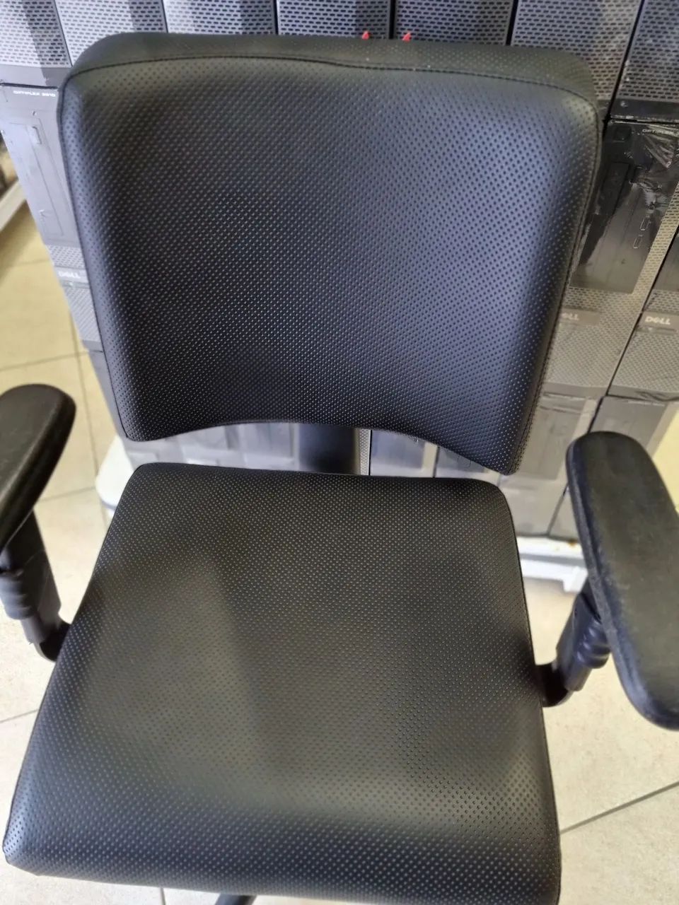 Cadeira de Escritório Ergonômica Preta com Apoio de Braços.  - Foto 2