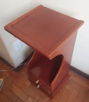 Suporte  de telefone em Madeira 