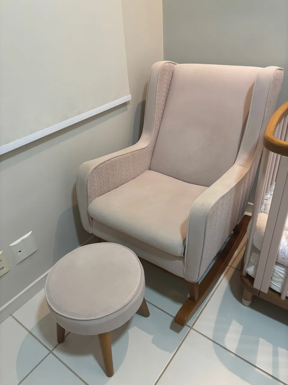 Poltrona de Amamentação com Puff - Conforto e Elegância