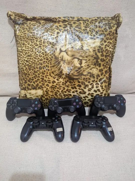 PS4 EM PERFEITO ESTADO COM 5 CONTROLES   - Foto 4