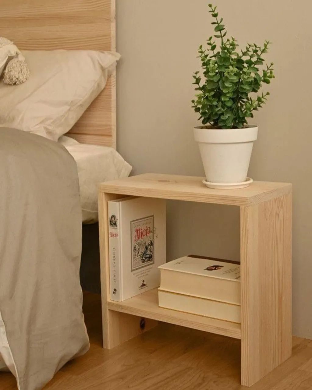 Mesa de cabeceira em madeira pinus com prateleira