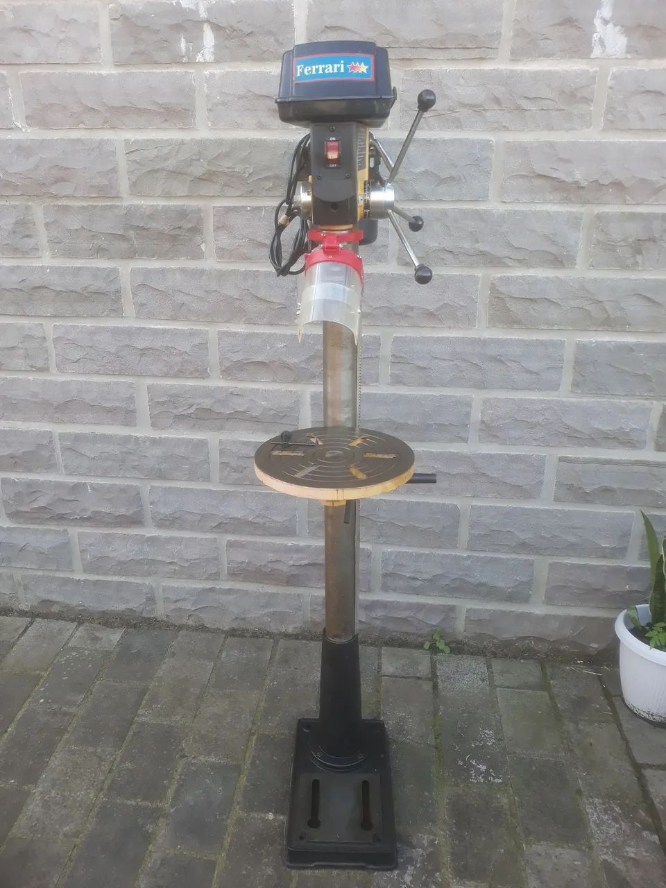 Furadeira de coluna Ferrari.64319466057858121