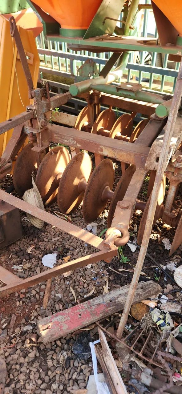 Vendo Trator/ Grade / Plantadeira  - Foto 6