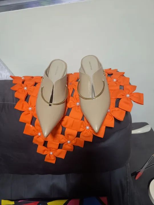 Scarpin Lança Perfume Bege com Detalhe Dourado - Foto 5