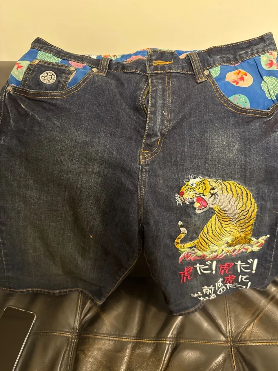 Bermuda Jeans Masculino com Bordado de Tigre