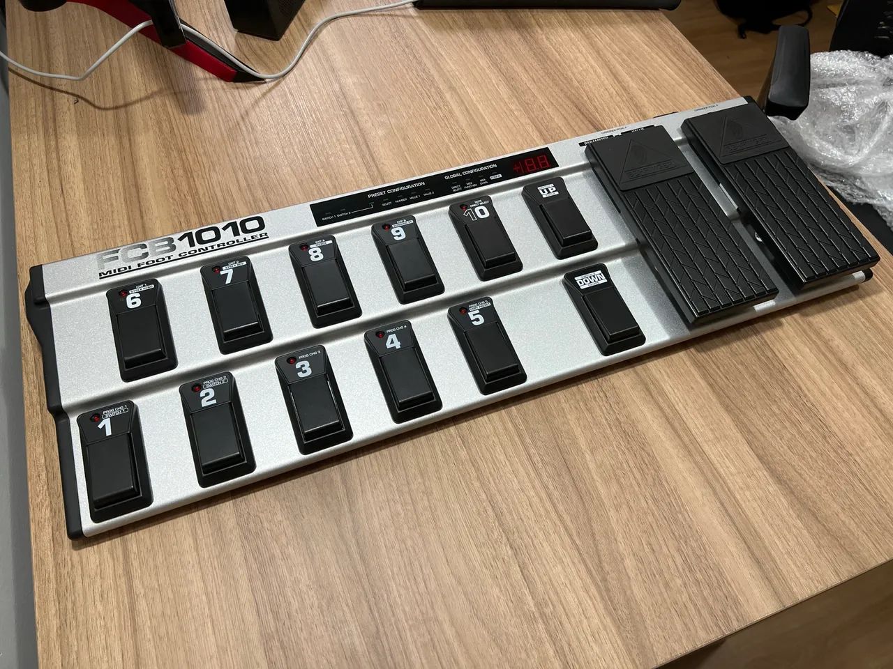 Controladora Behringer FCB1010 Midifoot Controller Pedaleira 127V