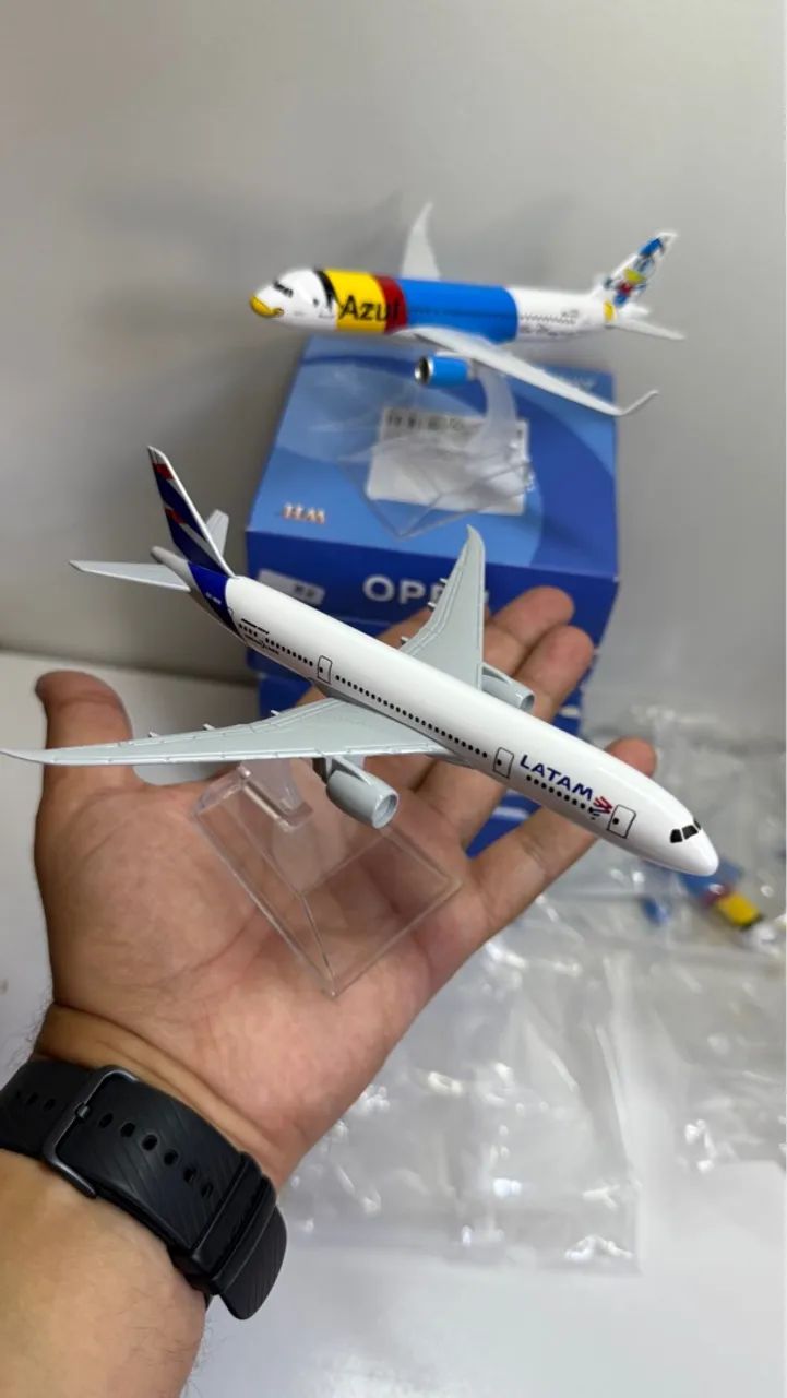 Avião em metal com base de Acrílico escala 1/400 para colecionar  - Foto 4