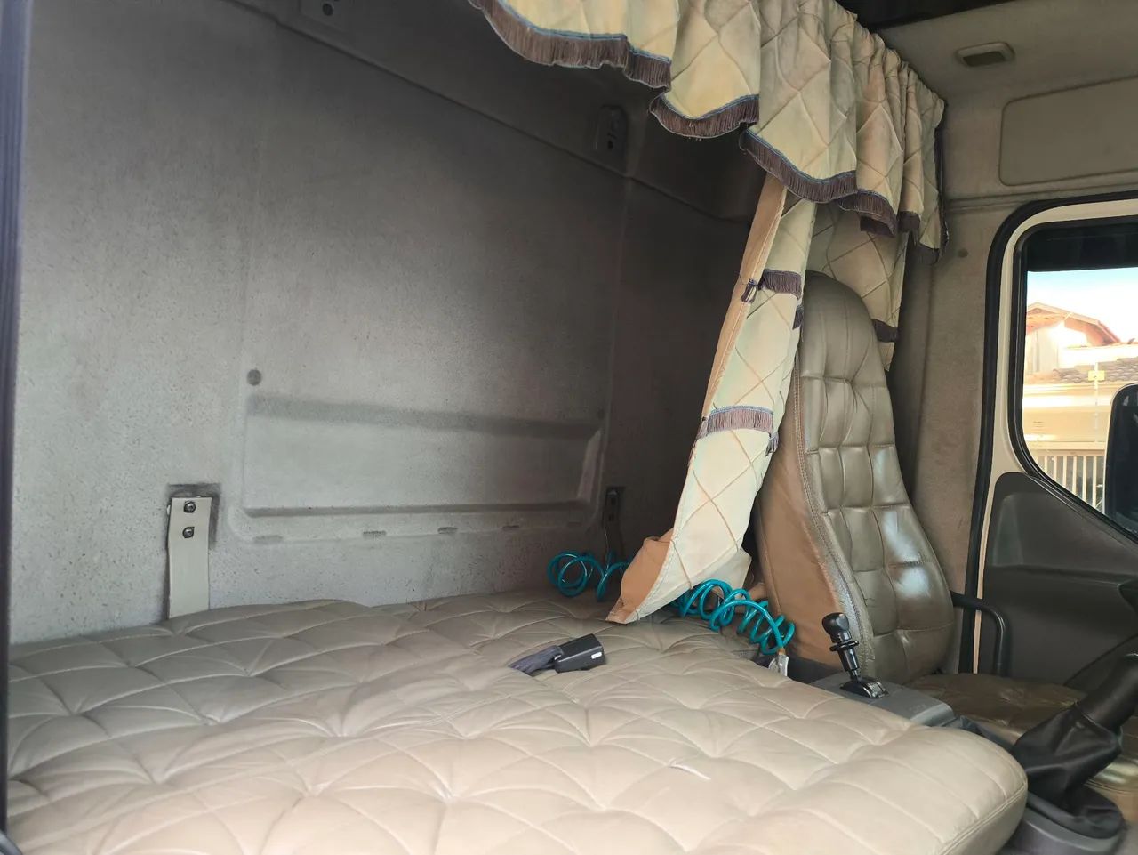 VENDO OU TROCO POR IMOVEL VOLVO VM 260 2011 PLATAFOR GUINCHO BITRUCK - Foto 10