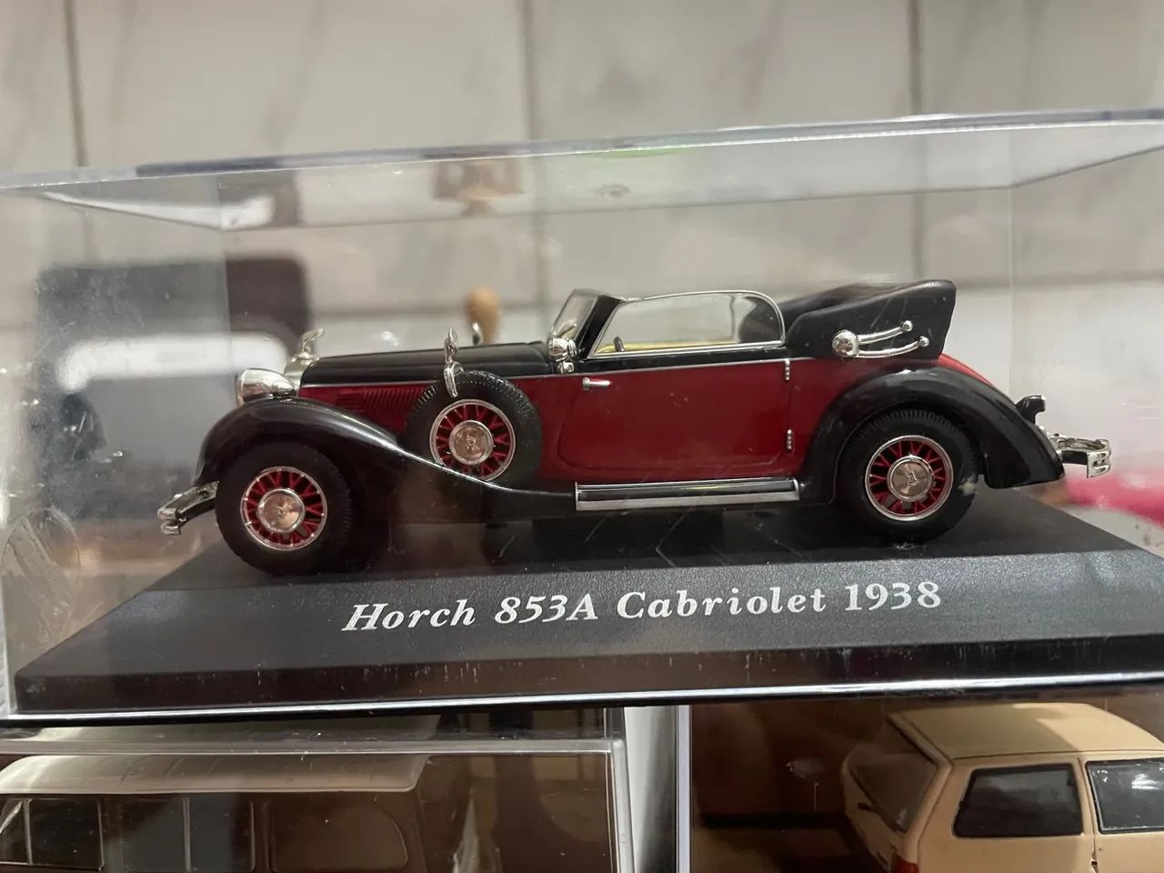 Miniaturas Chevrolet Opala e Rural Willys em caixa de acrílico