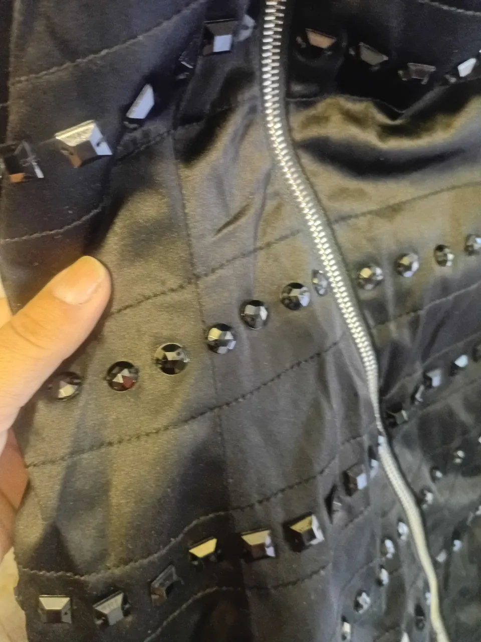 Jaqueta preta com detalhes e pedrarias