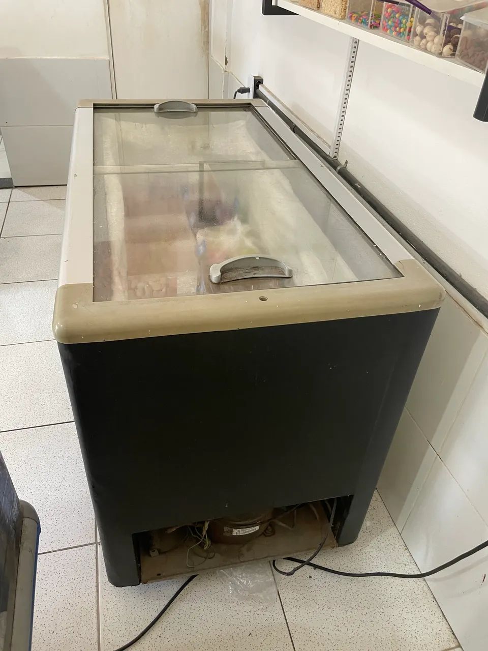 Vendo freezer c/tampa de vidro - Foto 4
