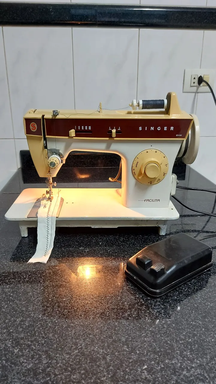 Máquina de Costura Singer Facilita 240