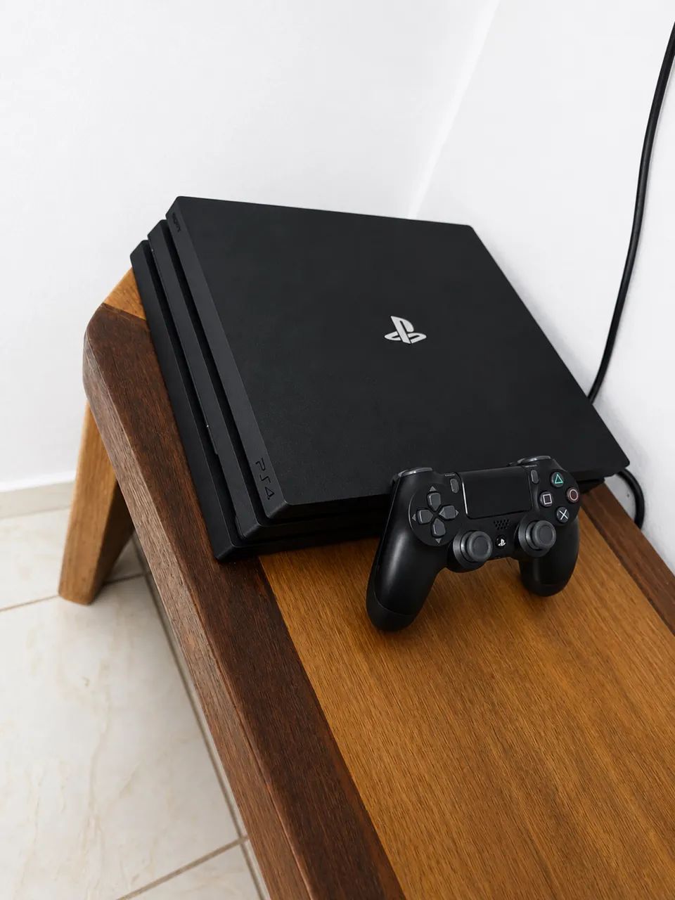 PS4 Pro 1TB + 2 controles - Foto 3