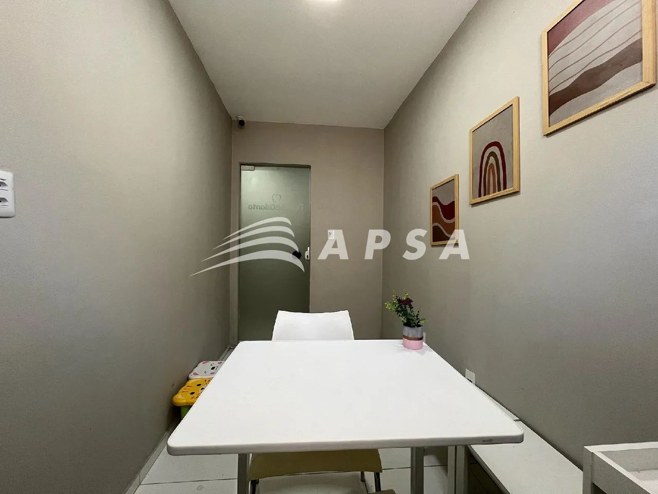 COM 9M², ESTA SALA COMERCIAL MOBILIADA É UMA OPÇÃO PRÁTICA PARA PROFISSIONAIS QUE ATUAM CO - Foto 3