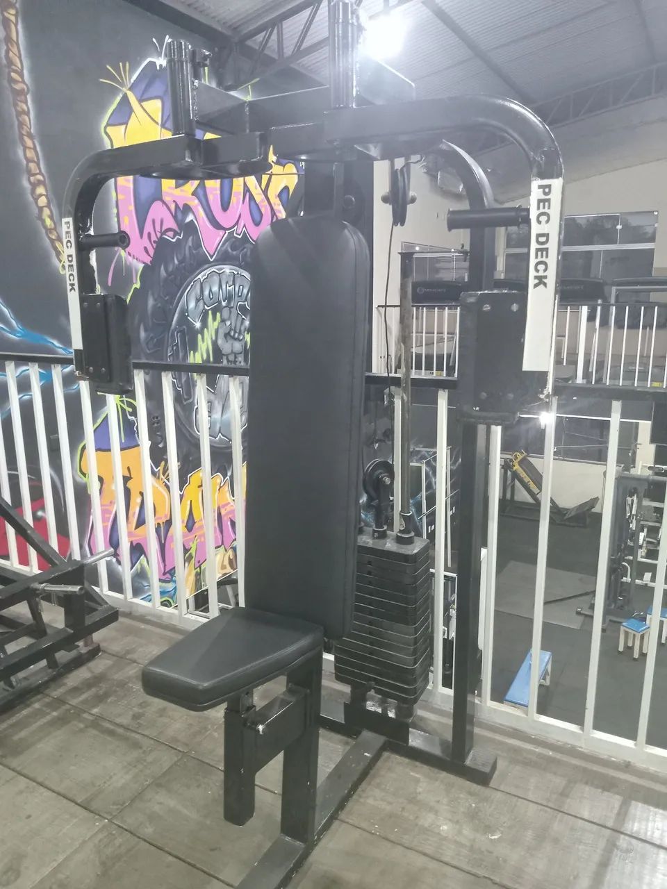 Peck deck aparelhos musculação 