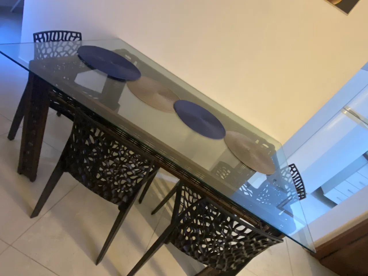 Vende-se mesa grande de vidro com 4 cadeiras  - Foto 2