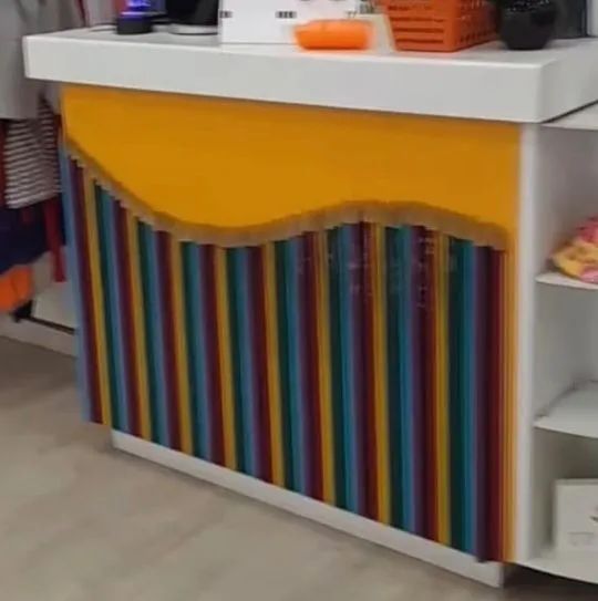 Vendo 2 balcões para loja infantil com acabamento de lápis de cor natural 