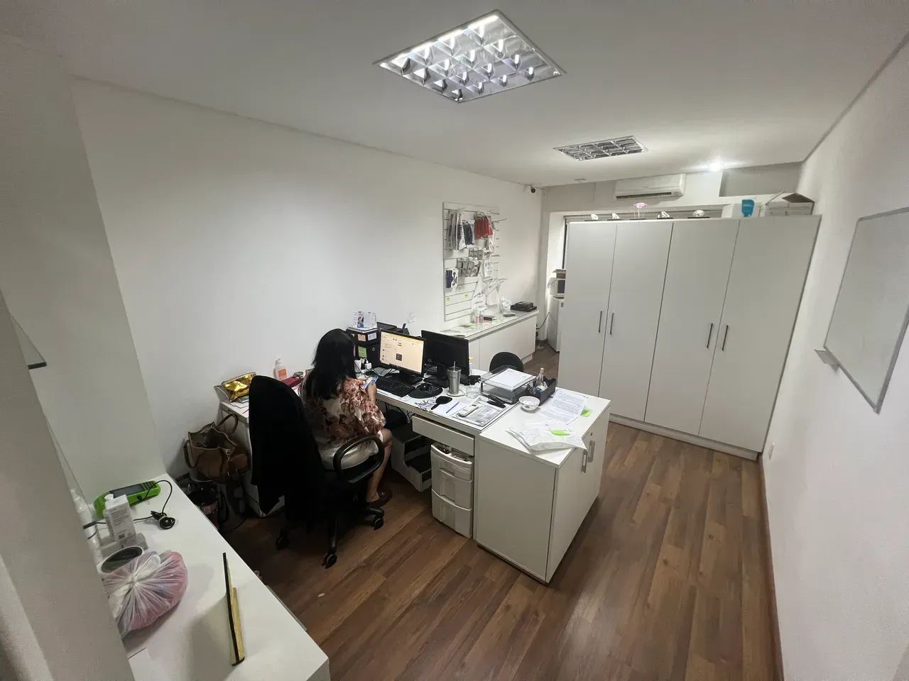 Pelegrine Aluga Sala Comercial de 32m² com vaga de garagem coberta e rotativa - Santa Lúci - Foto 3