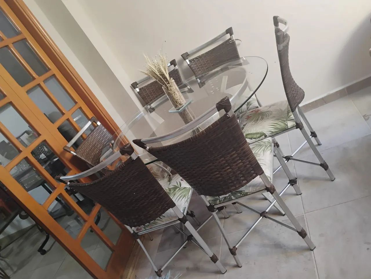 Mesa de vidro e 6 cadeiras - Foto 4