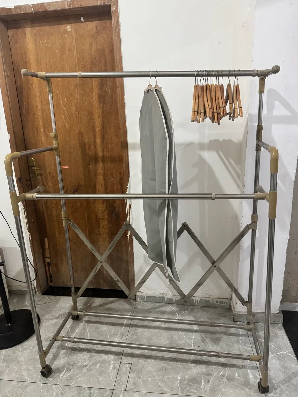 Cabideiro arara cromado para roupas com rodinha  - Foto 3