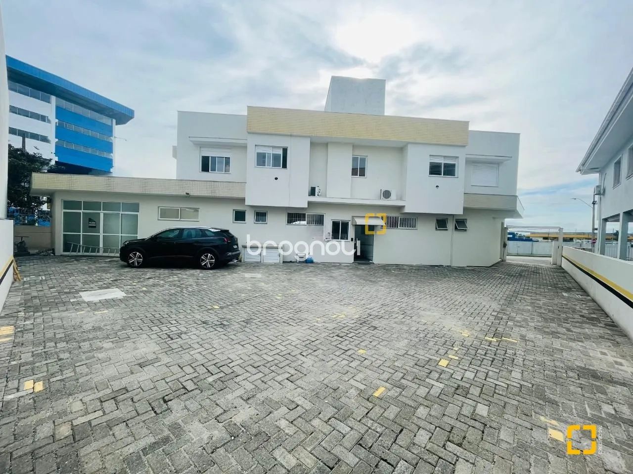 Oportunidade! Prédio com 2 apartamentos e 5 lojas comerciais, em Carianos, Florianópolis - Foto 2