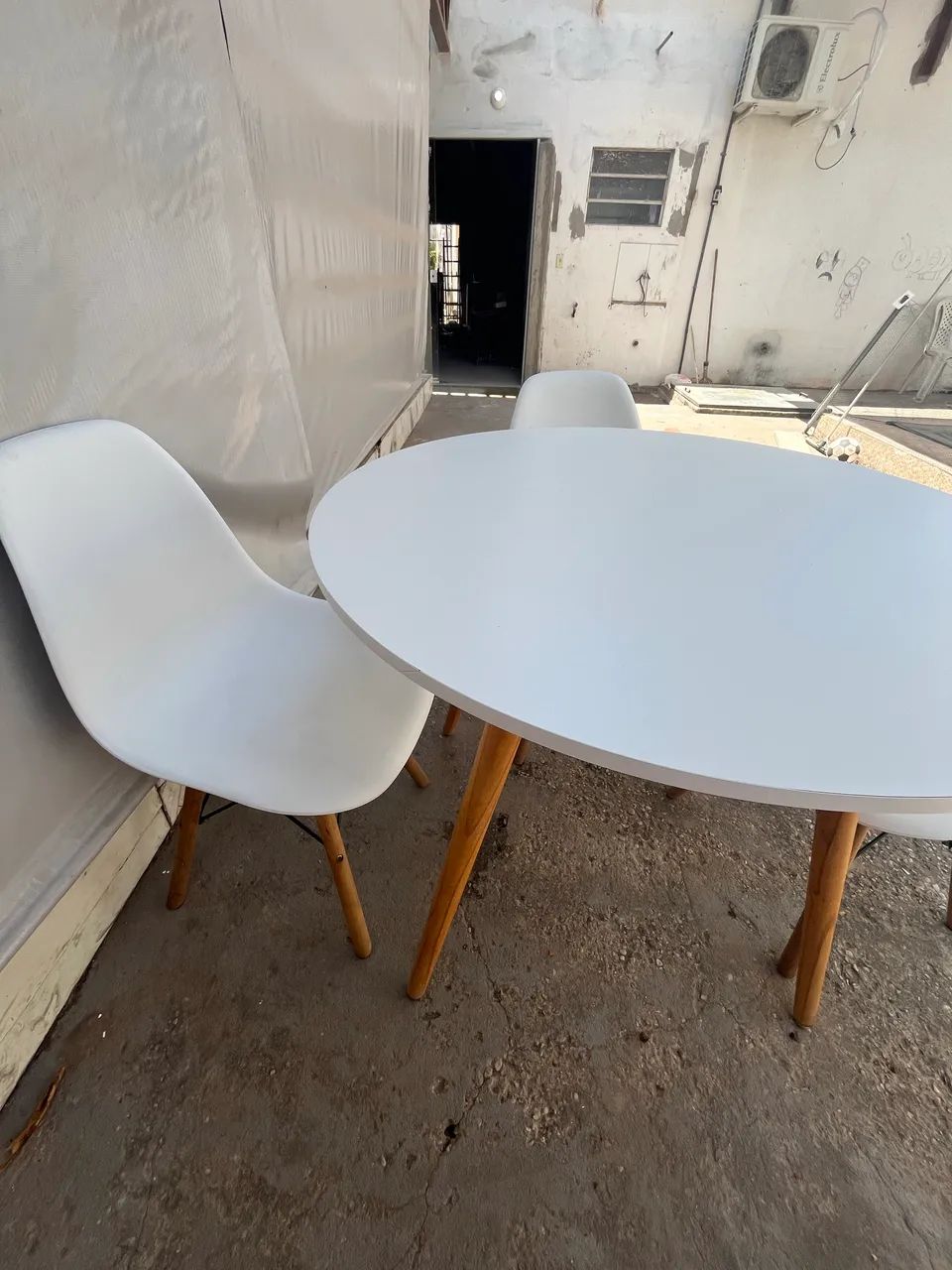 Vendo mesa pés palito com 3 cadeiras - Foto 2