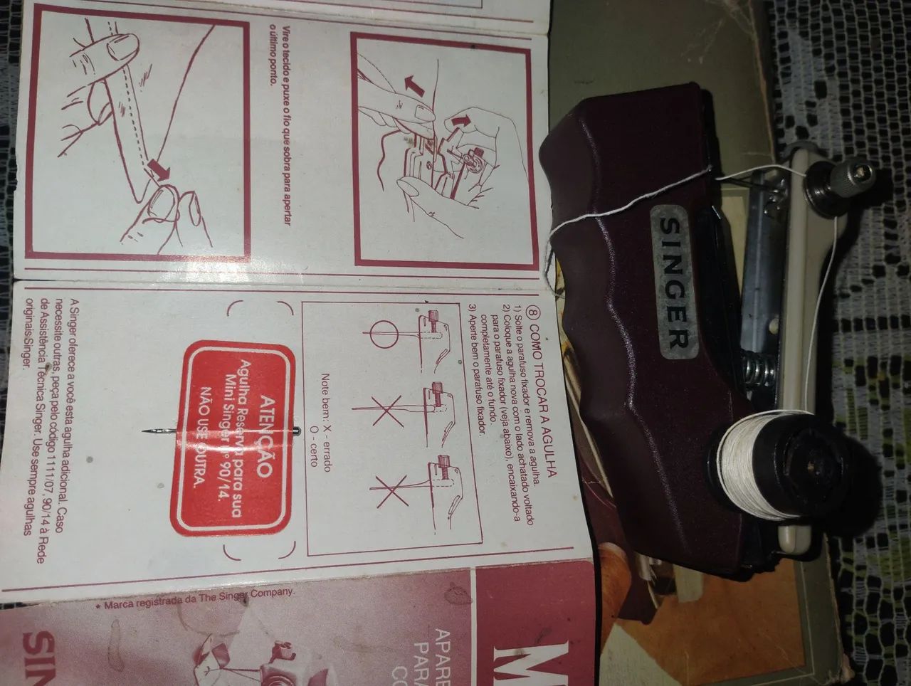 Vendo uma máquina de costura antiga dos anos 80 Singer  com nota fiscal caixa e manual  - Foto 5