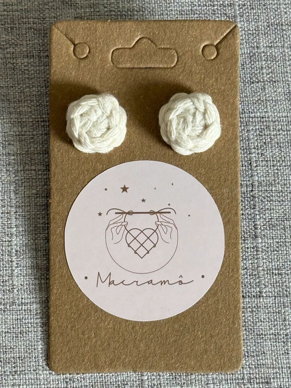Brinco roseta de macramê