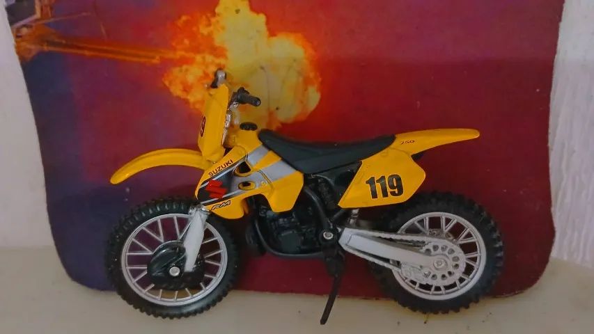 miniatura MOTO SUZUKI RM 250 AMARELA 119