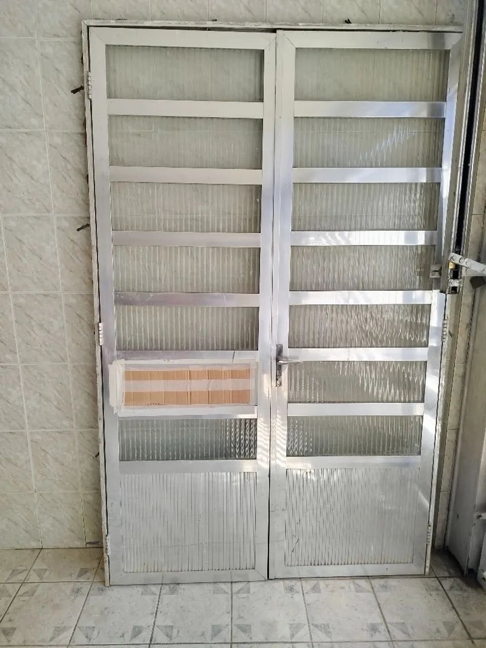 Porta de alumínio duas folhas  - Foto 2