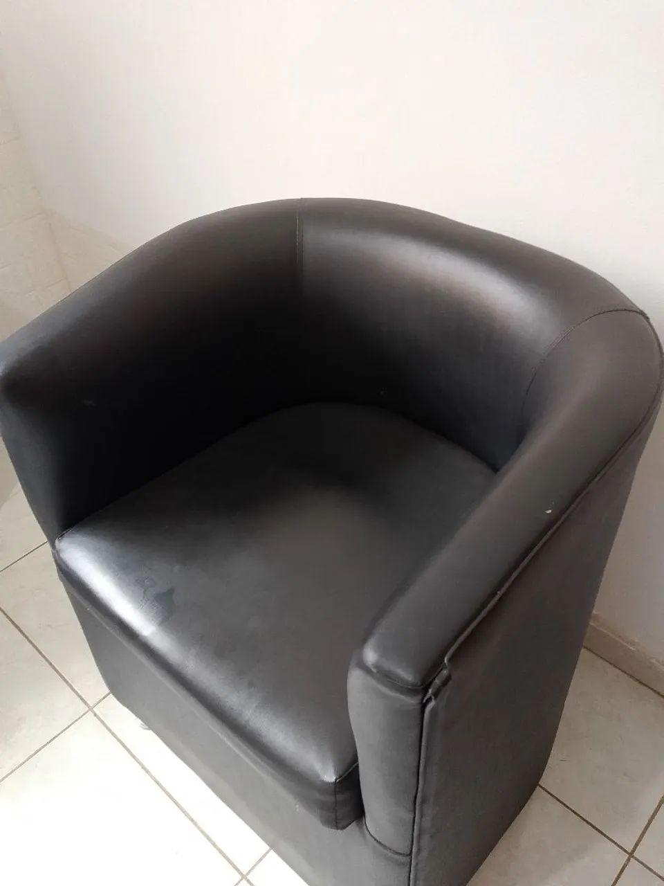 Poltrona preta de courino - Foto 2