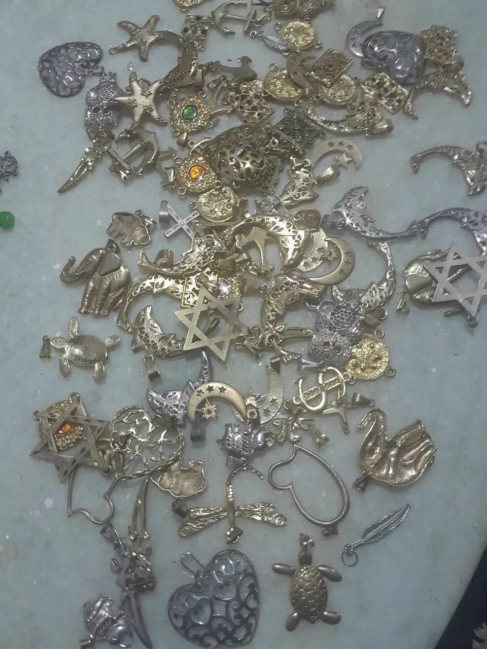 Peças de bijuterias pingentes dourado e prateado
