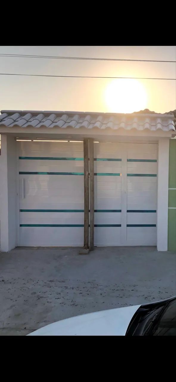 Portão alumínio lambri branco com faixa cromada