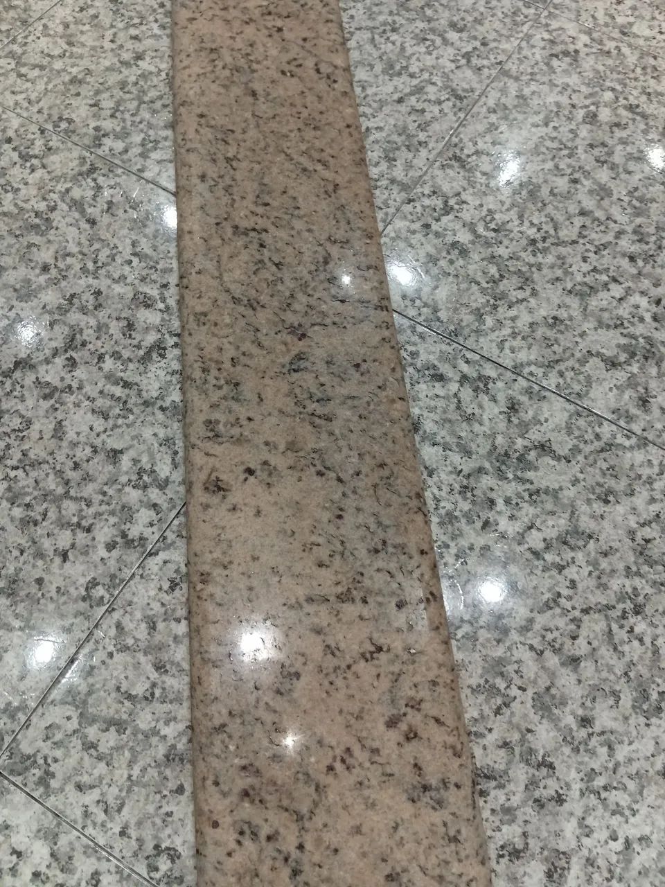 Bancada de granito Balcão muito bonita tamanho 170x25 só quero 150 reais - Foto 2