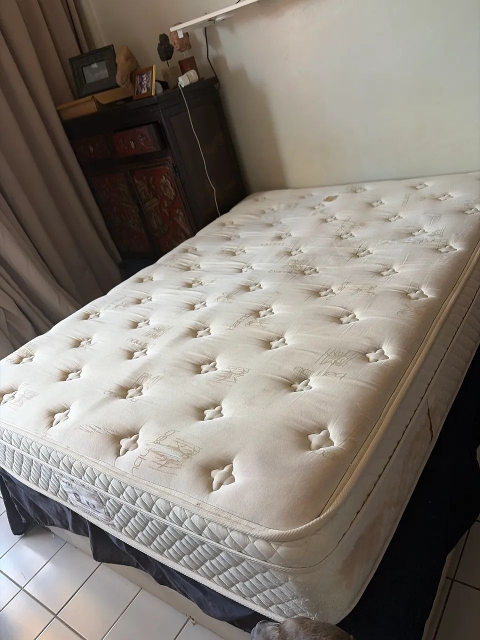 Cama com colchão casal e baú  