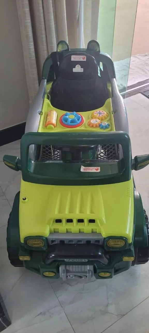 Carrinho infantil com guia e pedal